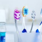 Dentista explica a forma correta de guardar a escova de dentes