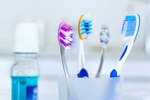 Read more about the article Dentista explica a forma correta de guardar a escova de dentes