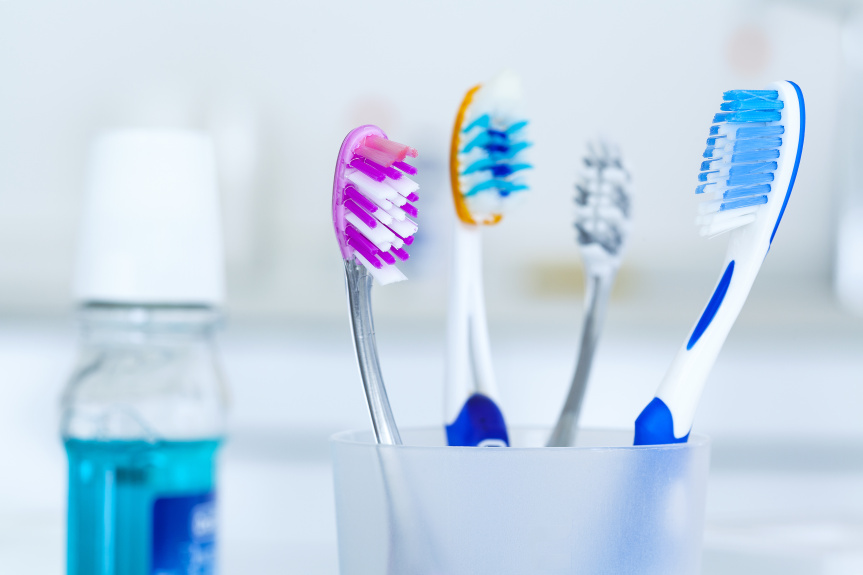 You are currently viewing Dentista explica a forma correta de guardar a escova de dentes