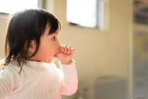 Read more about the article Saúde bucal infantil: principais problemas causados pelo hábito de chupar dedo